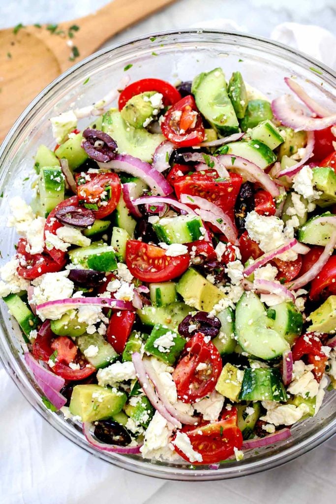 Easy Greek Salad with Avocado | Healthy & Fresh Mediterranean Recipe 1 Greek Salad with Avocado | everydaydeliciouskitchen.com #greek #salad #avocado #healthy #recipe #dinner #authentic