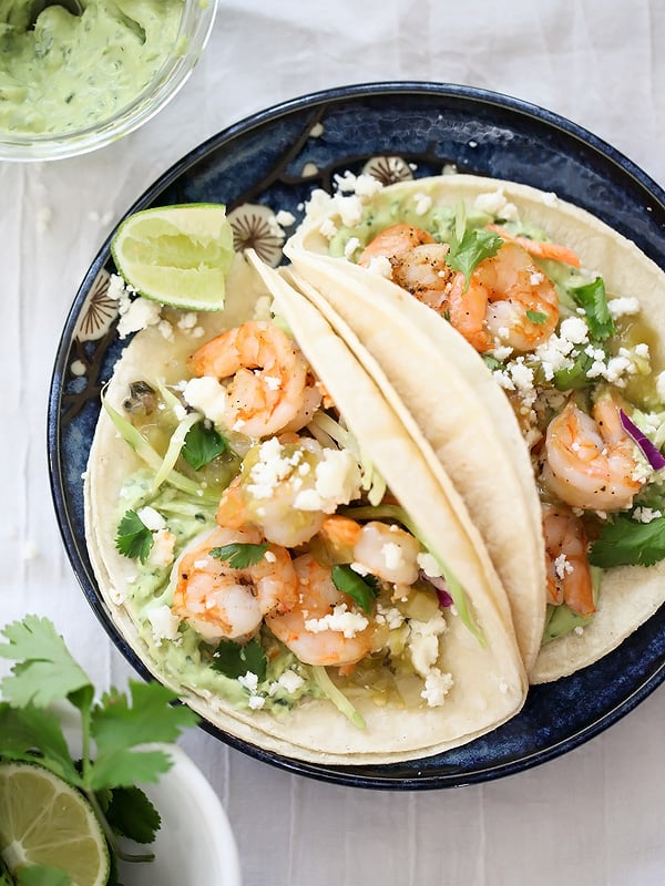 Delicious Shrimp Tacos with Avocado Crema 8 Shrimp Tacos with Garlic Avocado Crema | everydaydeliciouskitchen.com #easy #healthy #recipe