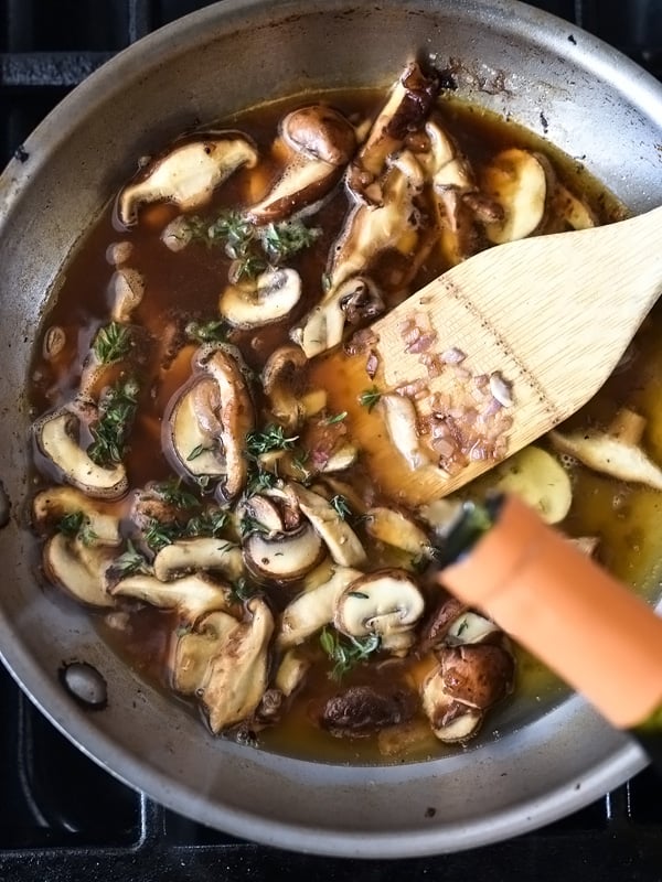 Easy Chicken Breasts with Creamy Mushroom Sauce 6 From-Scratch Cream of Mushroom Chicken | everydaydeliciouskitchen.com #whitewines #sauces #recipes