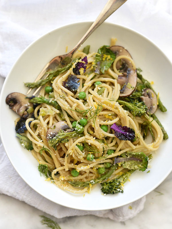 One-Pot Skinny Pasta Primavera | foodiecrush.com #healthy #recipes #easy #creamy #sauce #vegetable