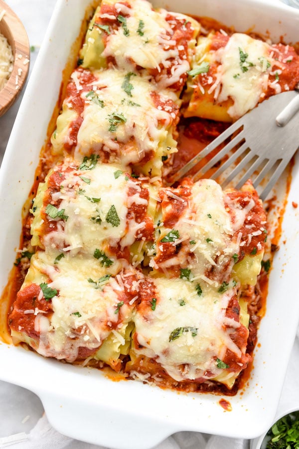 Spinach Lasagna Roll-Ups is a fast, easy vegetarian pasta dinner | foodiecrush.com