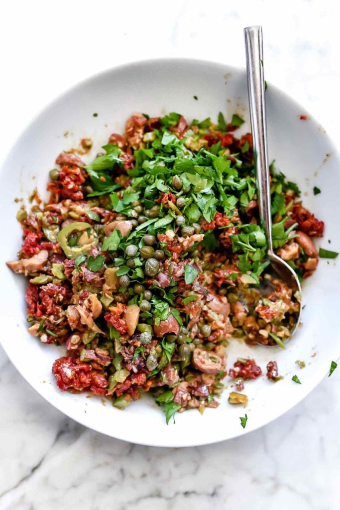 Mediterranean Grilled Balsamic Chicken with Olive Tapenade Mediterranean Olive Tapenade | everydaydeliciouskitchen.com #olives #bruschetta #dip #tapenade #mediterranean #recipes