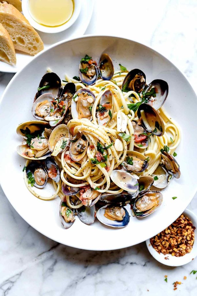 Easy Linguine with Clam Sauce Vongole | foodiecrush.com #clams #linguine #pasta