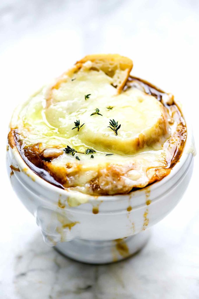 A Melhor Sopa de Cebola Francesa | foodiecrush.com #easy #recipe #best #soup #onion #frenchonion