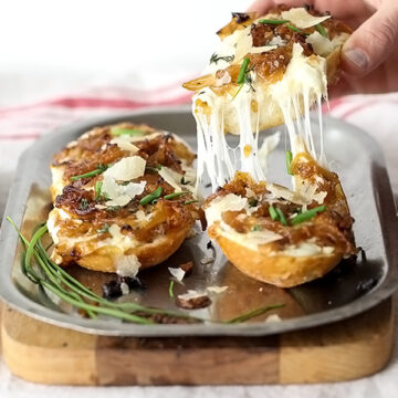French Onion Cheese Bread is ooey, gooey and totally addicting