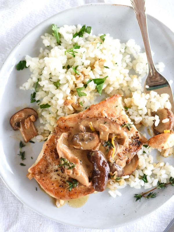 Easy Chicken Breasts with Creamy Mushroom Sauce | foodiecrush.com #whitewines #sauces #recipes
