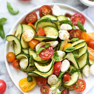 Inspiralized Caprese Zucchini Salad | foodeicrush.com