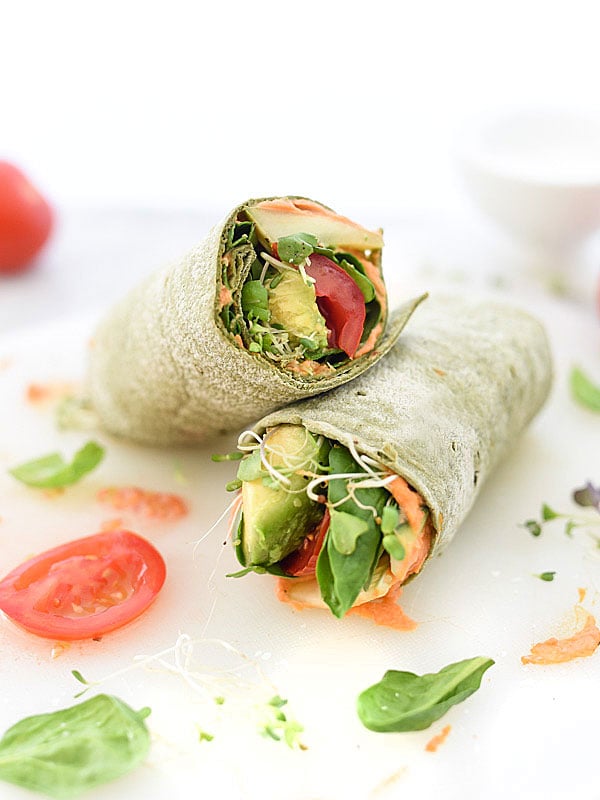 Wrap vegano cortado por la mitad