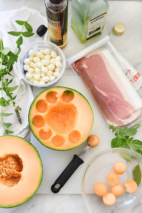  cantaloupemelon och Mozzarella Caprese sallad | foodiecrush.com