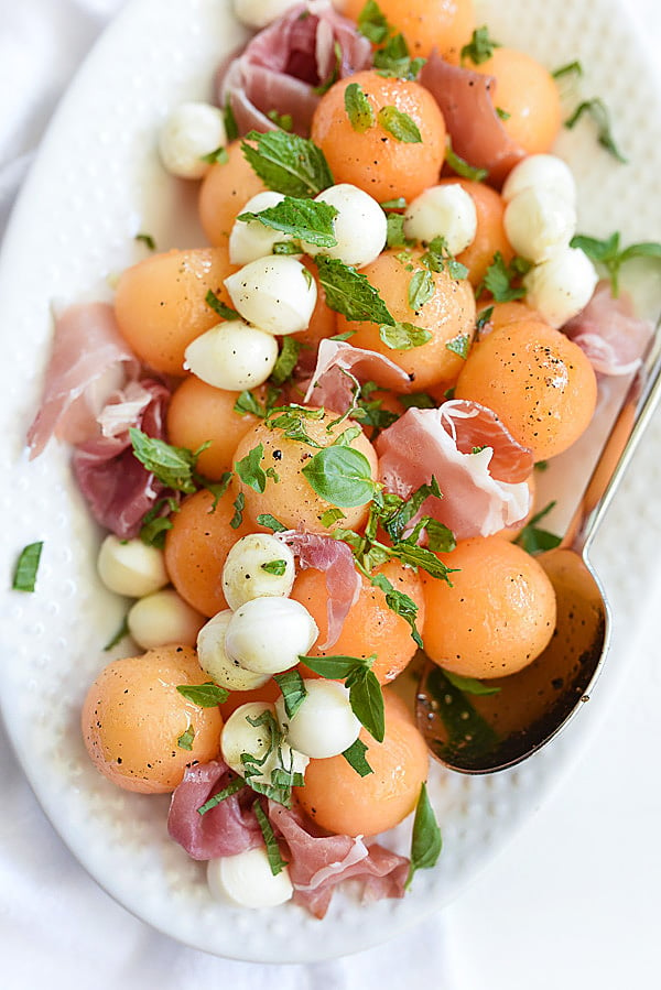 Cantaloupe ja Mozzarella Caprese salaatti | foodiecrush.com