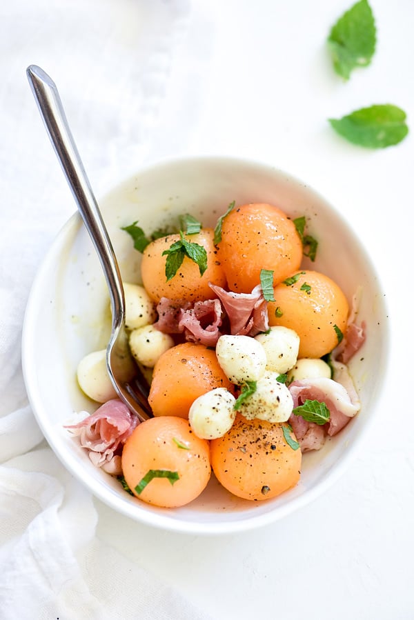  Cantaloupe Og Mozzarella Caprese Salat | foodiecrush.com