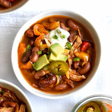 Mexican flavors and sweet peppers make this so good! Slow Cooker Chicken Fajita Chili on foodiecrush.com #chili #bellpepper #fajita #chicken