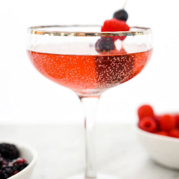 Sparkling Elderflower Fizz Cocktail has a healthy secret ingredient that takes the guilt out of it's fizzy sip | foodiecrush.com