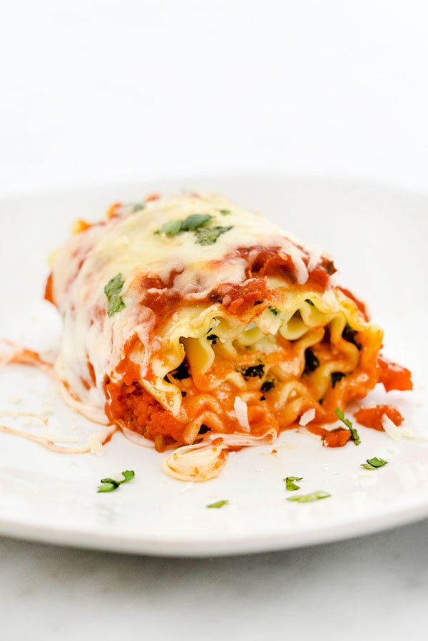 Spinach Lasagna Roll-Ups is a fast, easy vegetarian pasta dinner | foodiecrush.com
