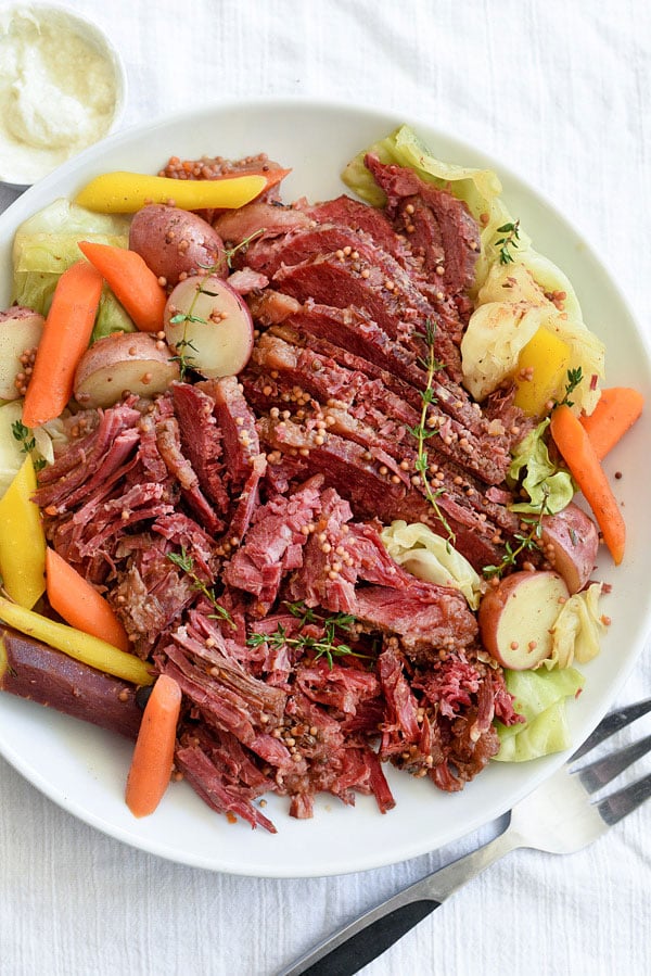 Carne enlatada e repolho de fogão lento | foodiecrush.com #crockpot #recipe #slowcooker #easy #instantpot