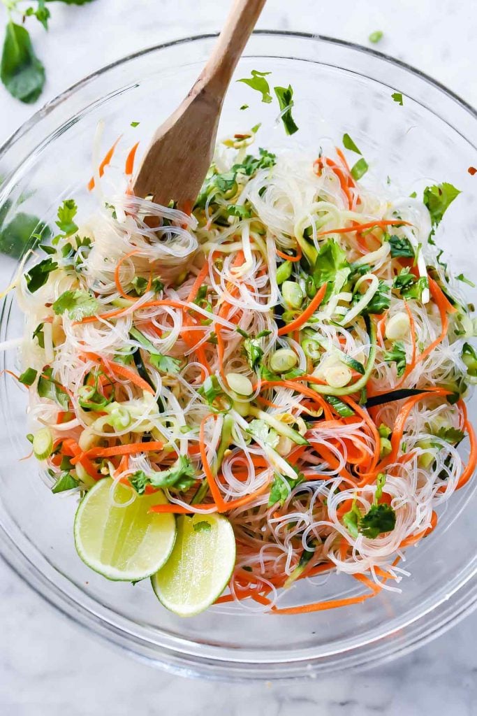 Salade de nouilles vietnamiennes fraîches et faciles | foodiecrush.com
