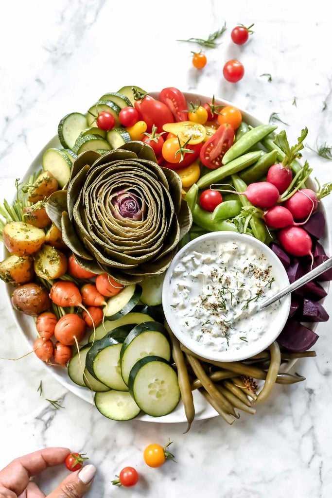 Bandeja de Verduras con Salsa de Yogur Griego Tzatziki Dip | foodiecrush.com