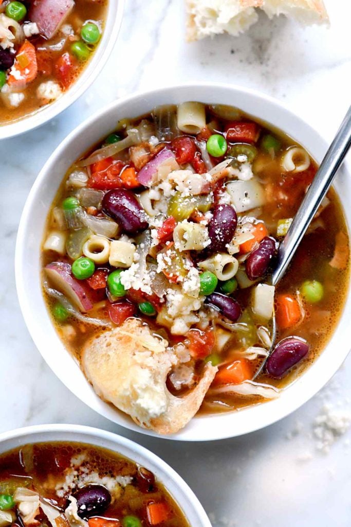 Como fazer a melhor sopa Minestrone | foodiecrush.com #soup #recipes #minestrone