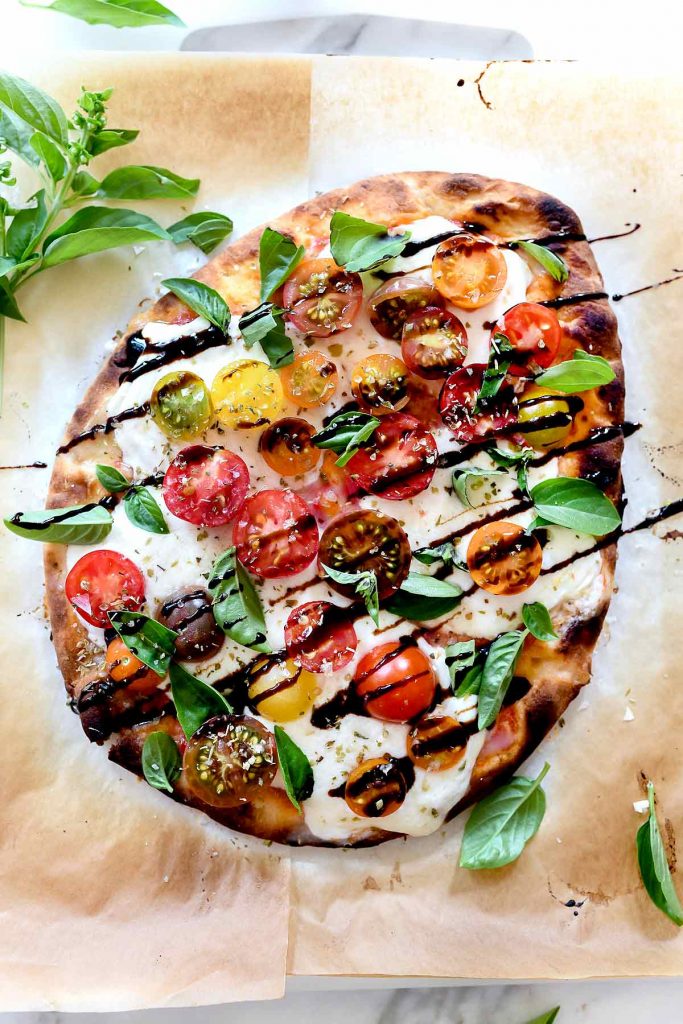 モッツァレラとトマトのカプレーゼフラットブレッド|foodiecrush.com#flatbread#pizza#tomato#mozzarella#appetizer#recipes#dinner