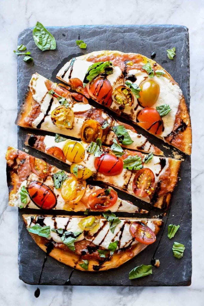 Mozzarella și roșii Caprese Flatbread | foodiecrush.com # flatbread # pizza # tomato # mozzarella # aperitiv # rețete # cină