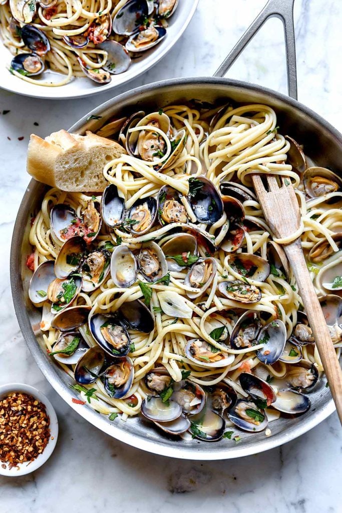 Easy Linguine with Clam Sauce Vongole | foodiecrush.com #clams #linguine #pasta