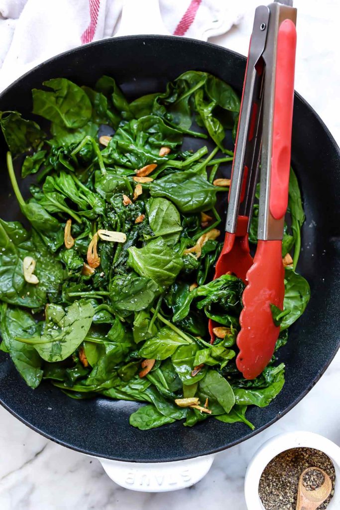 Épinards sautés à l'ail foodiecrush.com #recettes #sidedish #saute #spinach #garlic #healthy