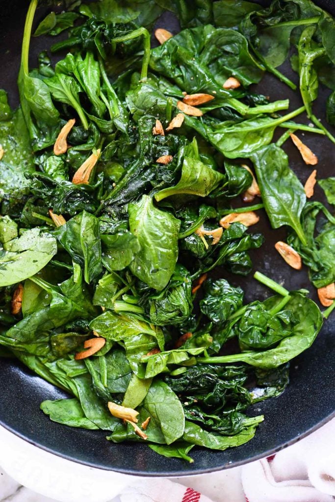 Spinaci saltati con aglio foodiecrush.com #recipes #sidedish #saute #spinach #garlic #healthy