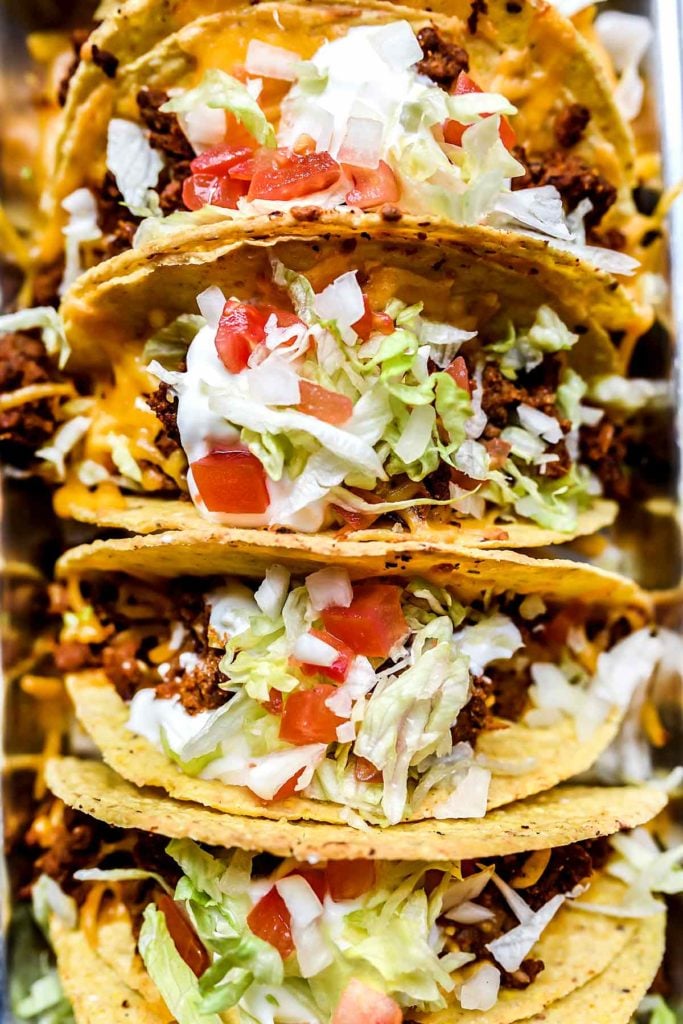 Assim como a receita Taco Bell Tacos | foodiecrush.com #tacos #tacobell #beef #recipes