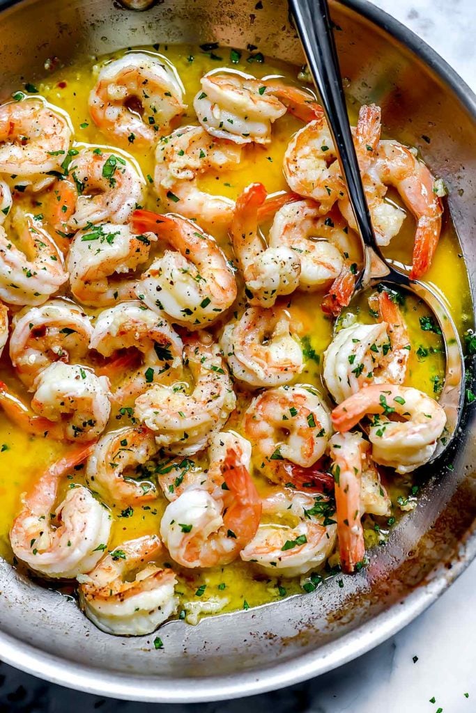 Como Fazer o Melhor Camarão Scampi | foodiecrush.com #shrimp #scampi #recipe #healthy