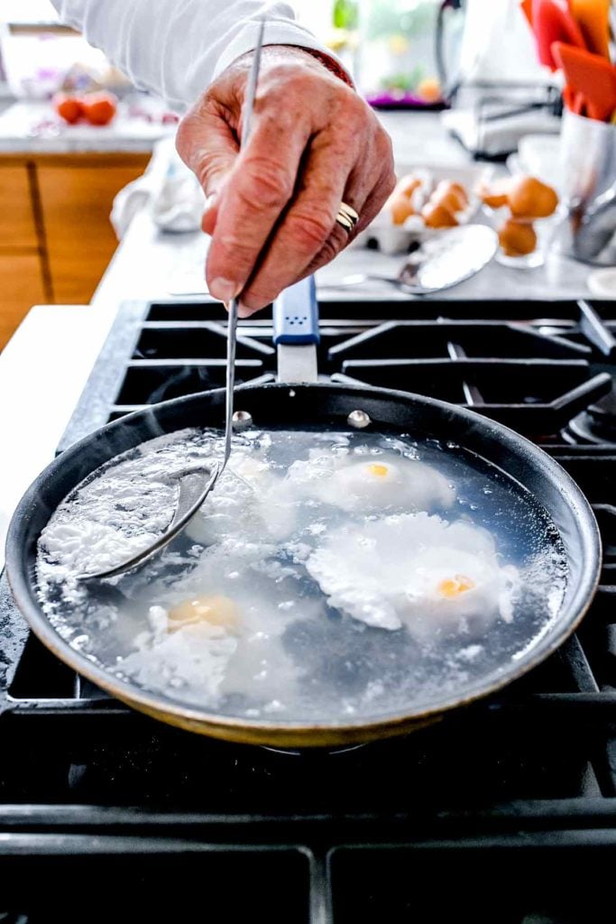 How to Make Poached Eggs the Easy Way | foodiecrush.com #poached #eggs #breakfast #recipes
