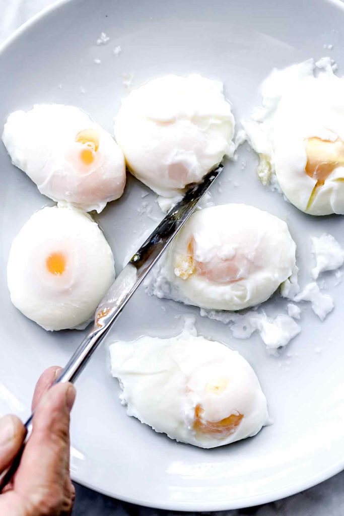 How to Make Poached Eggs the Easy Way | foodiecrush.com #poached #eggs #breakfast #recipes