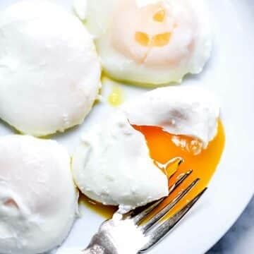How to Make Poached Eggs the Easy Way | foodiecrush.com #poached #eggs #breakfast #recipes #easy #howtomake