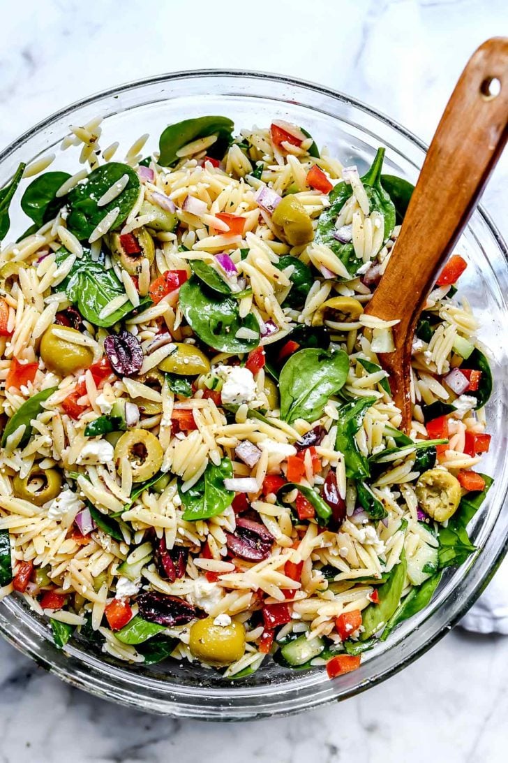 Delicious Mediterranean Orzo Salad 1 Mediterranean Orzo Salad everydaydeliciouskitchen.com #salad #orzo #olives #mediterannean #pasta #pastasalad #healthy #recipes