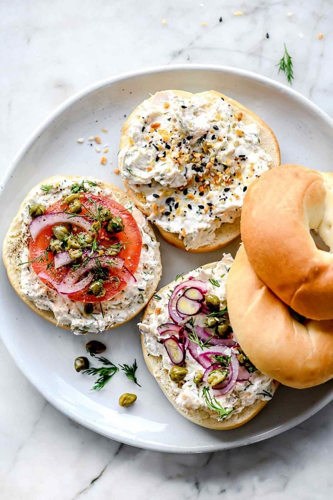 Bagels au saumon et fromage à la crème sur assiette foodiecrush.com