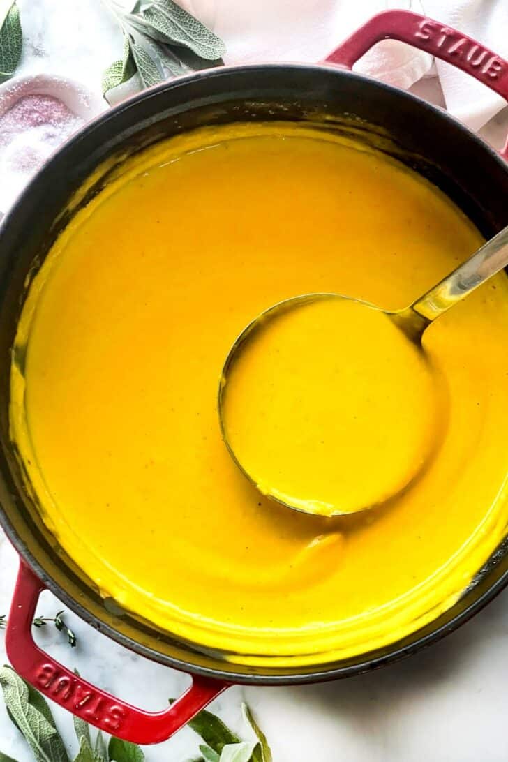 Zuppa di zucca butternut arrostita in pentola con cucchiaio foodiecrush.com
