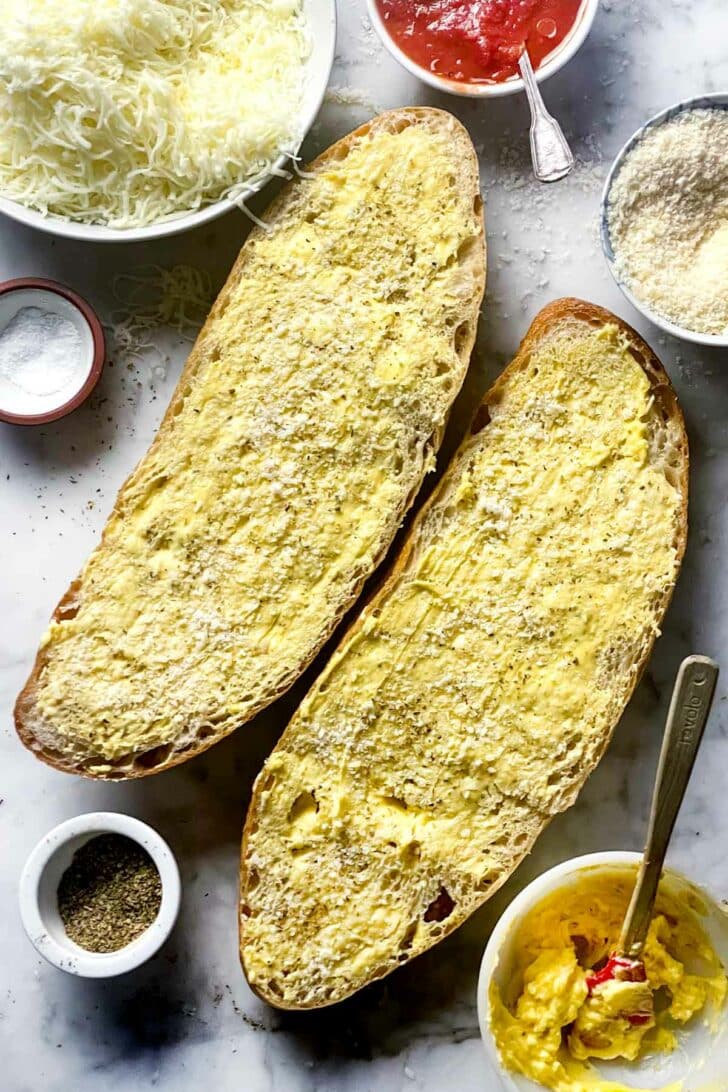 How to make French Bread Pizza Garlic bread for French Bread Pizza everydaydeliciouskitchen.com