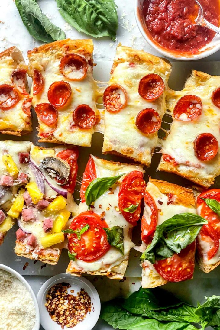 Pizza de pão francês cortada em fatias close-up foodiecrush.com