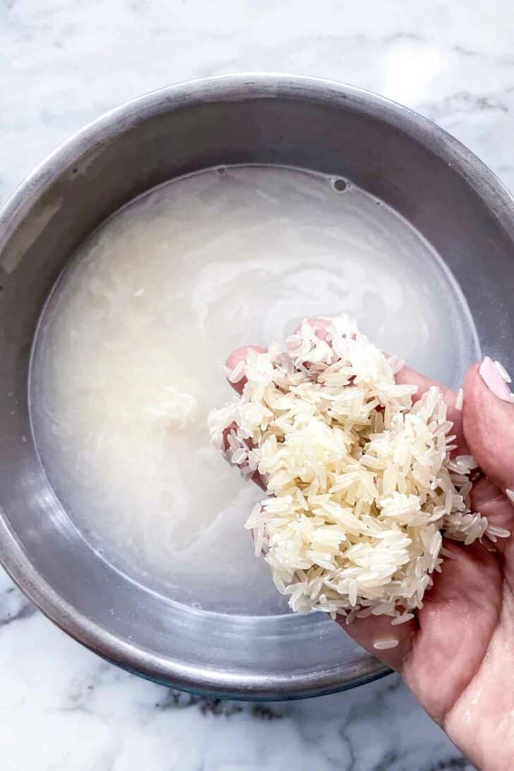 Sempre lave o arroz antes de cozinhar foodiecrush.com