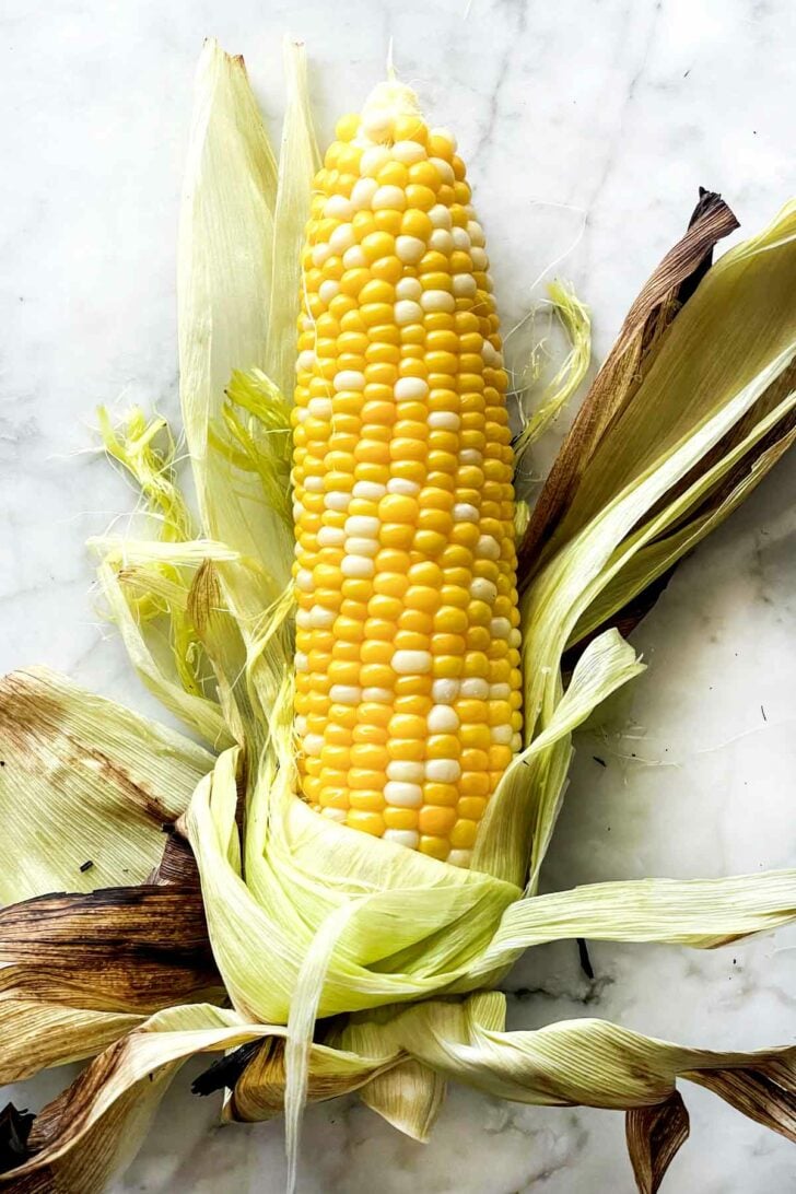 How to Make The Best Grilled Corn On the Cob 4 Cooked Corn in husk everydaydeliciouskitchen.com