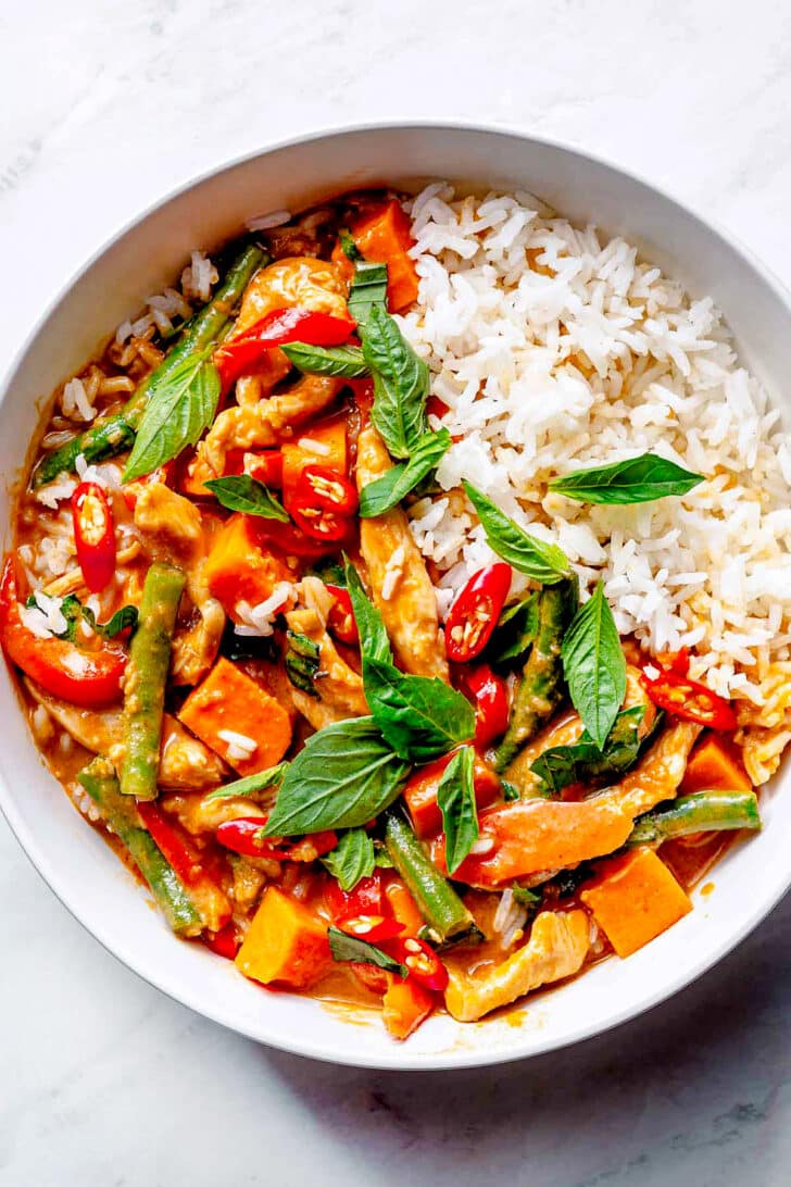 Thai Red Curry Chicken with Rice ini bowl